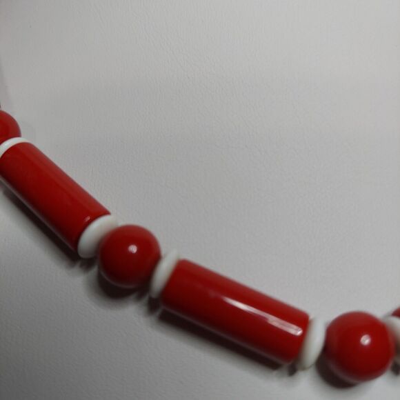 Trifari Red and White necklace 1980s 18" - Picture 2 of 4